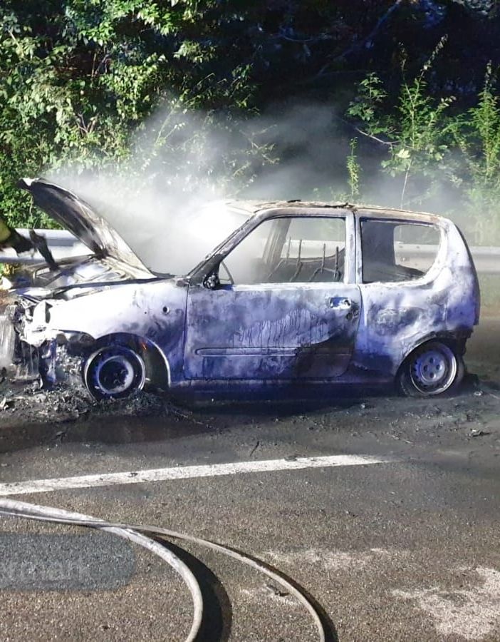 Trivero: Va a fuoco la loro auto, riescono a salvarsi e chiamano i soccorsi FOTO