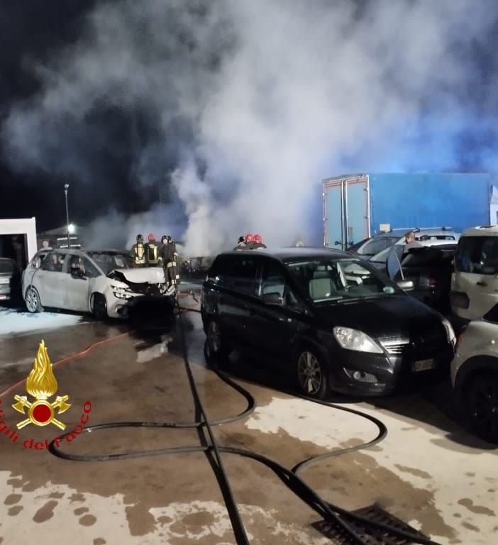 Incidente e conseguente incendio di diverse auto nella notte a Bianzè FOTO