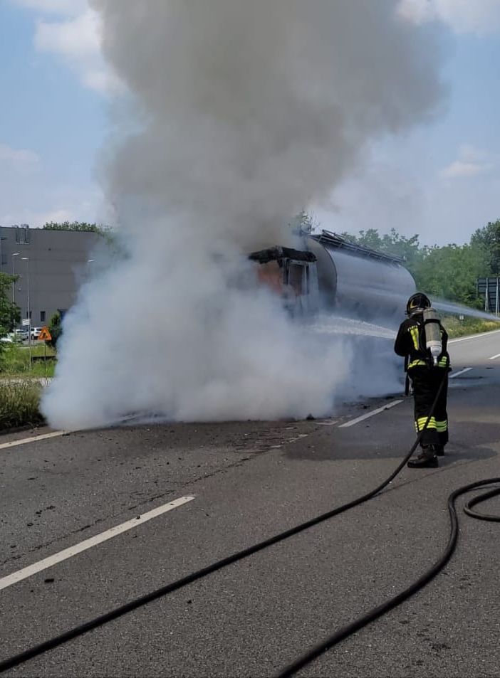 Incendio autoarticolato sulla SS703