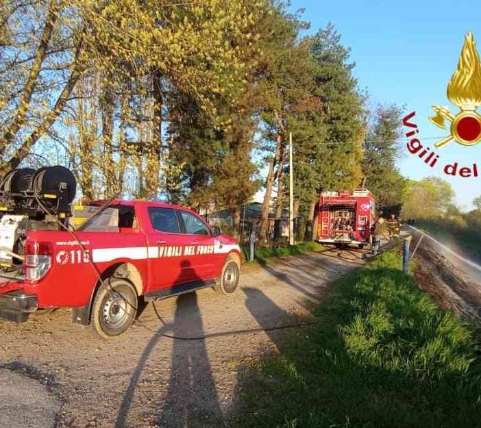 Incendio Sterpaglie lungo argine del CERVETTO impegna i Vigili del Fuoco  VIDEO