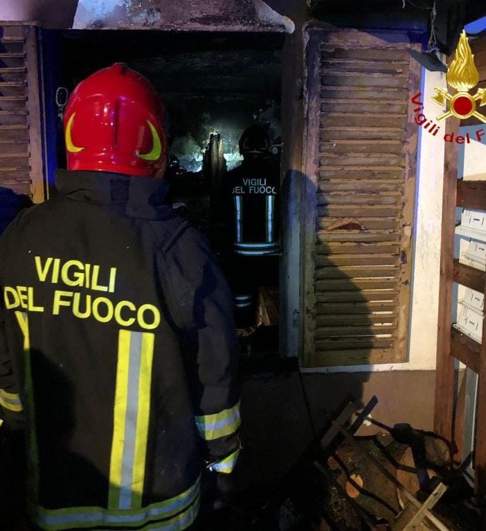 Incendio a Crescentino. Soccorso il proprietario intossicato dal fumo FOTO