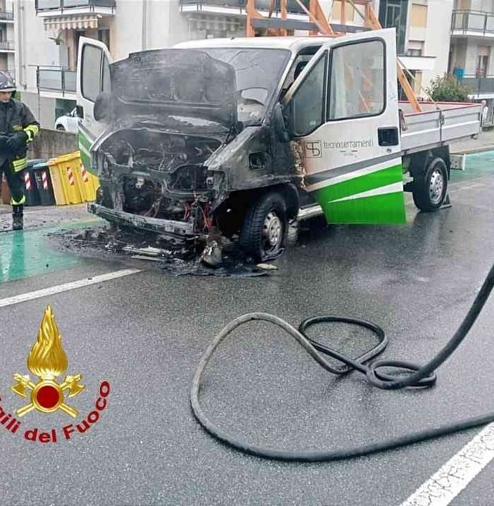 Incendio Furgone a Varallo Sesia. Illeso il conducente