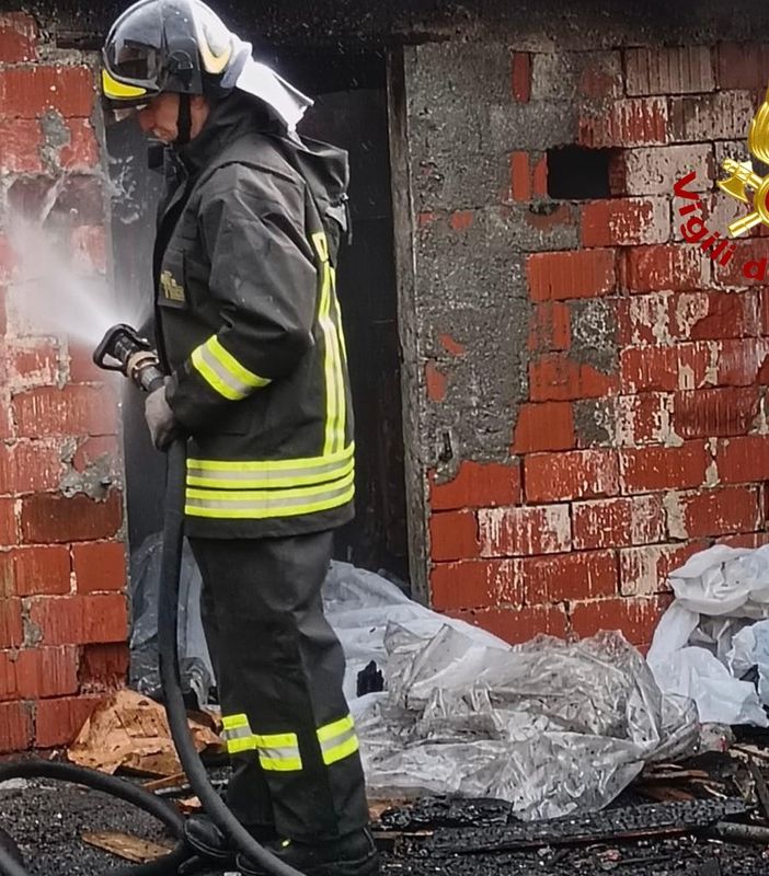Incendio legnaia a Quarona