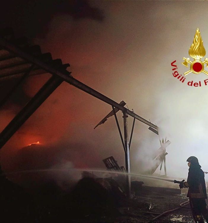 Incendio legnaia a Lenta, ore di lavoro per i Vigili del Fuoco