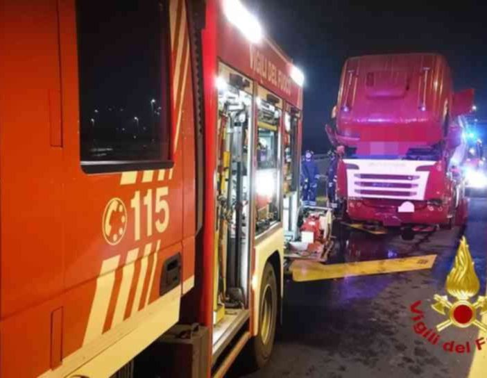 Incendio mezzo pesante in A4 all'uscita di Santhià