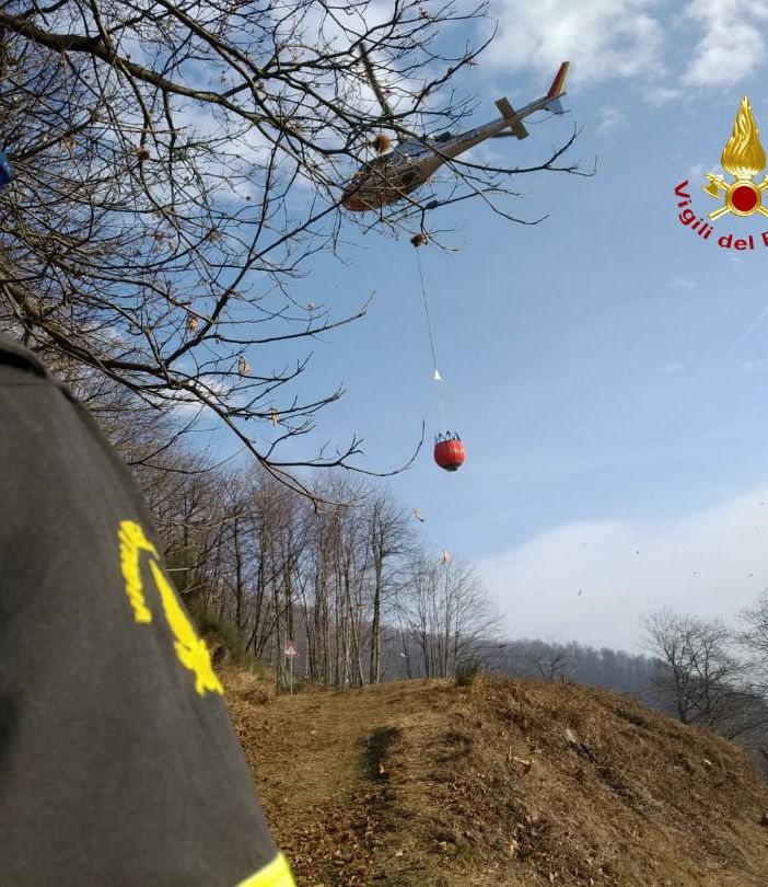 Incendio boschivo a Postua, in corso le operazioni di Vigili del Fuoco e Aib