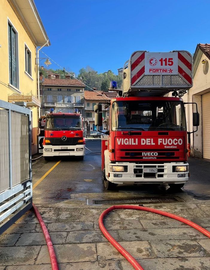 Macchinario a fuoco e incendio si propaga su tetto di azienda, Vigili del Fuoco in azione a Pray