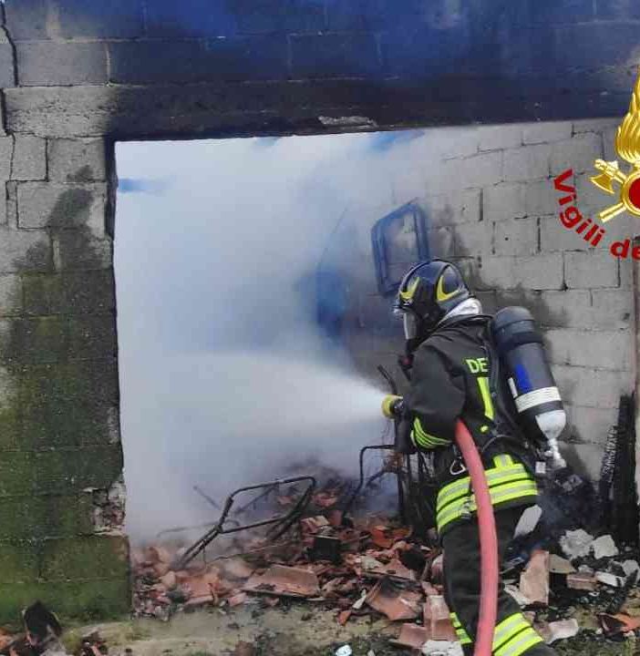 Incendio garage a Ronsecco, intervengono i Vigili del Fuoco