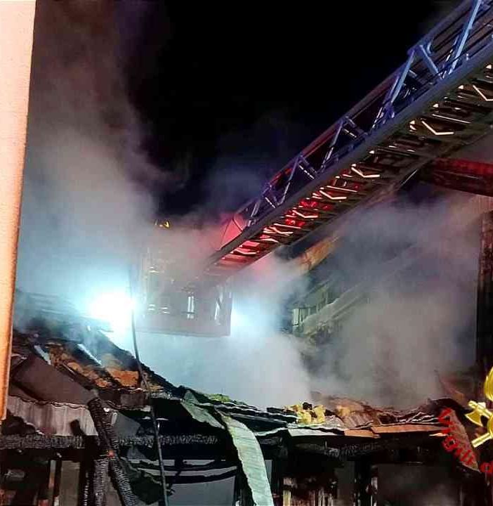 Scopello, a fuoco abitazione di due piani: una persona è all'ospedale FOTO