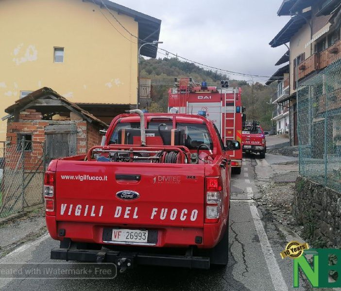 A fuoco tetto e camino di una casa, scatta l'allarme a Valdilana  (foto di Nicola Rasolo)