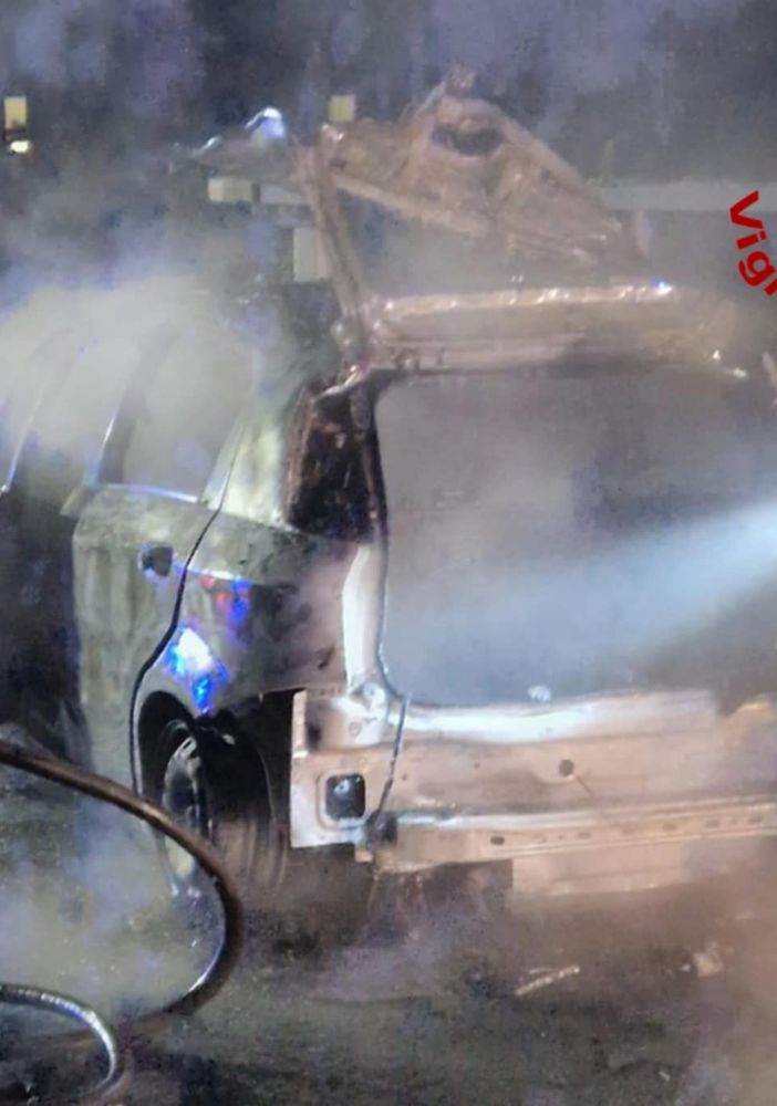 Tamponamento sulla A4, un'auto va a fuoco FOTO