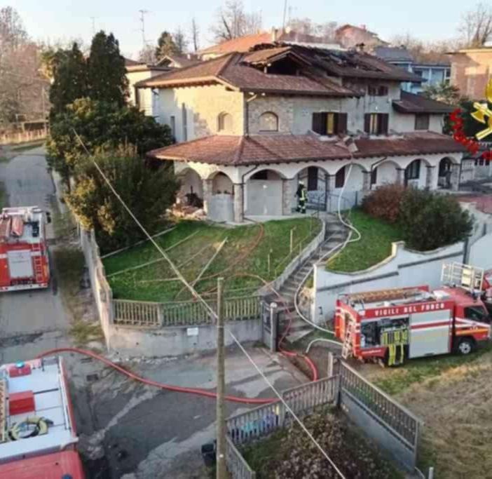 Tetto di una villa a fuoco a Roasio