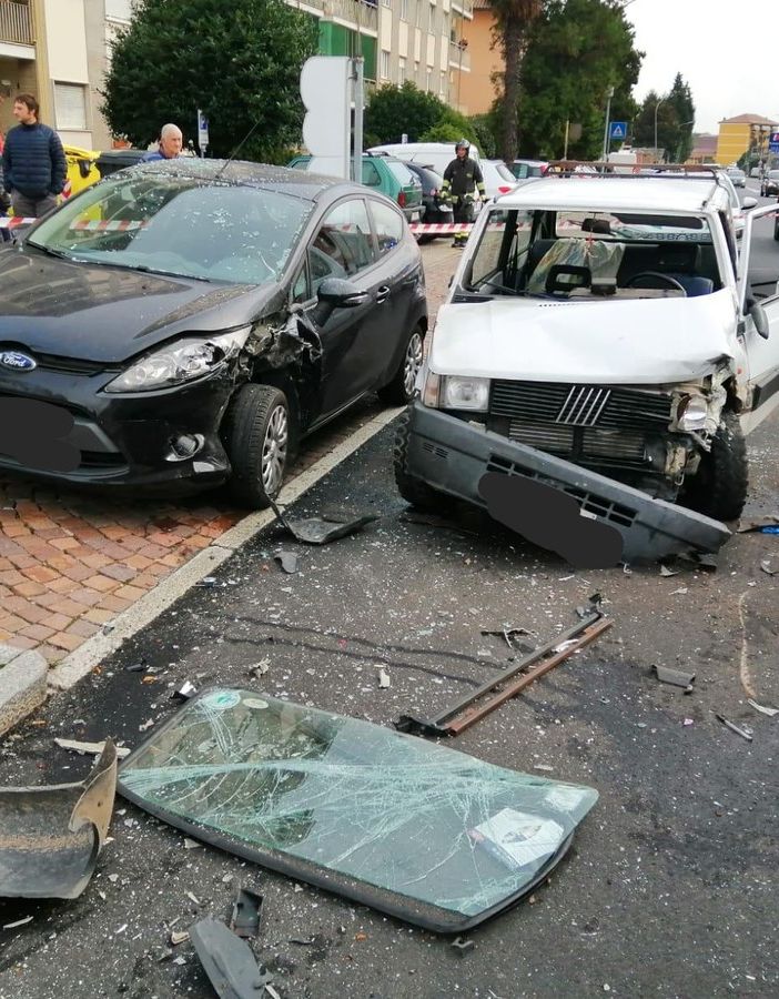 Borgosesia: Auto centra in pieno un mezzo parcheggiato e si ribalta