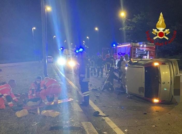 Incidente con ribaltamento a Palazzolo V.se. Intervento dei Vigili del Fuoco