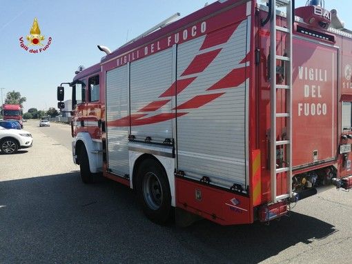 Incidente nell'area industriale vercellese. Si rompe un contenitore di anidride acetica
