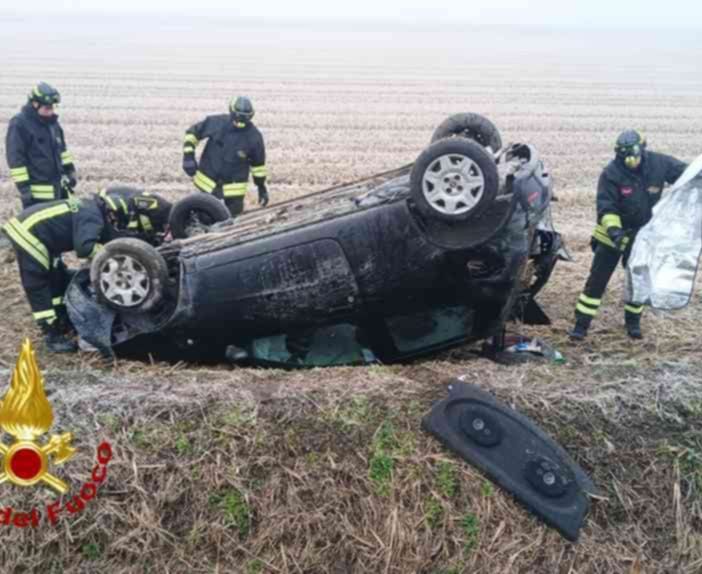 Auto finisce fuori strada a Prarolo