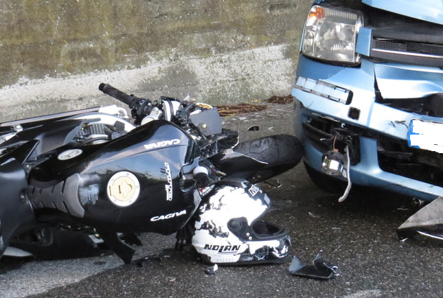 Finisce fuori strada con la moto, giovane centauro in ospedale