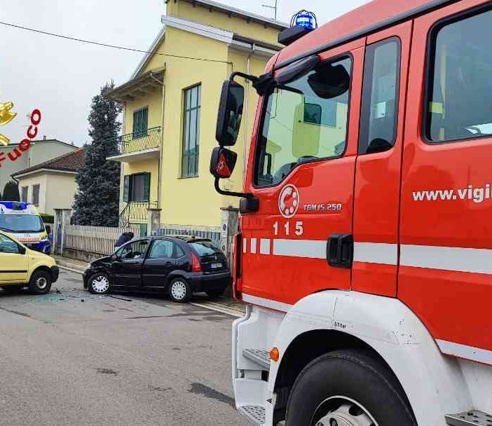 Scontro frontale tra due auto a Trino
