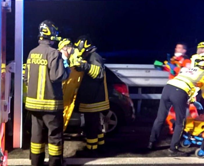 Auto si scontra con mezzo pesante in autostrada a Alice Castello. Soccorsi intervengono