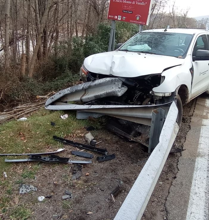 Borgosesia: Autocarro perde il controllo ed esce di strada