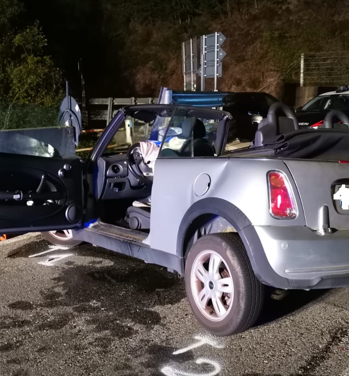 Auto contro guardrail, notte da brividi per 4 giovani: 3 finiscono in ospedale