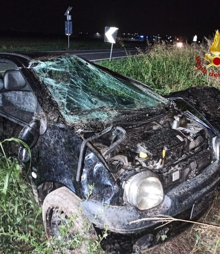 Auto si ribalta nella notte sulla SP31