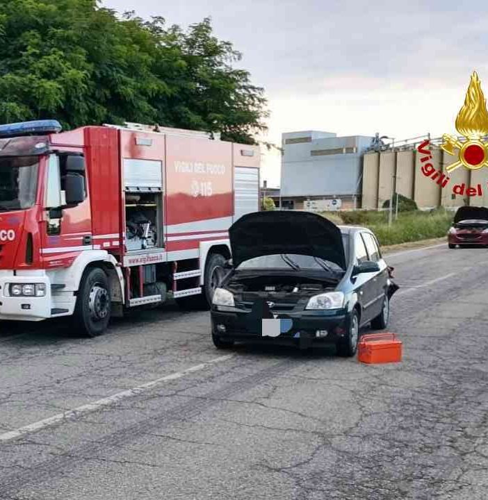 Incidente stradale a Santhià in corso Aosta, intervengono i Vigili del Fuoco