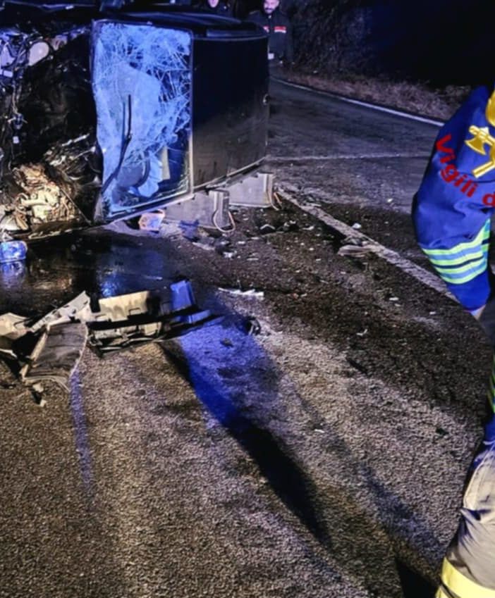 Schianto sulla 299 della Valsesia tra due auto, una ribaltata