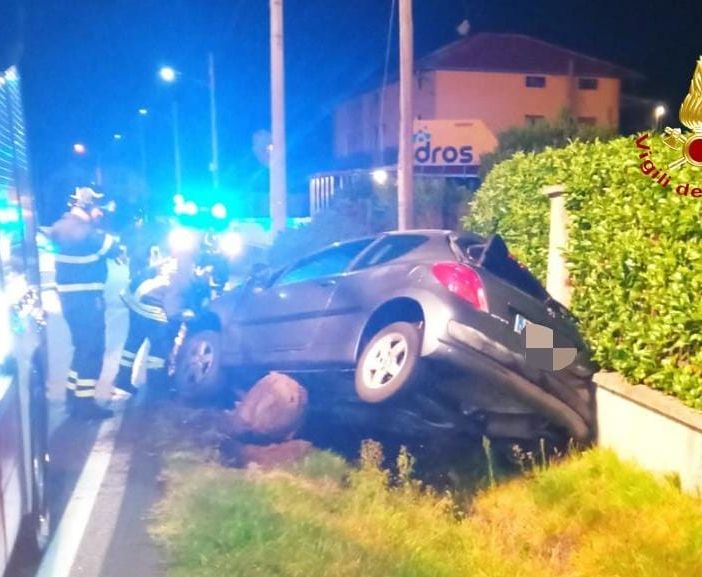 Urta il guard rail e finisce fuori strada. Soccorsa dai Vigili del Fuoco