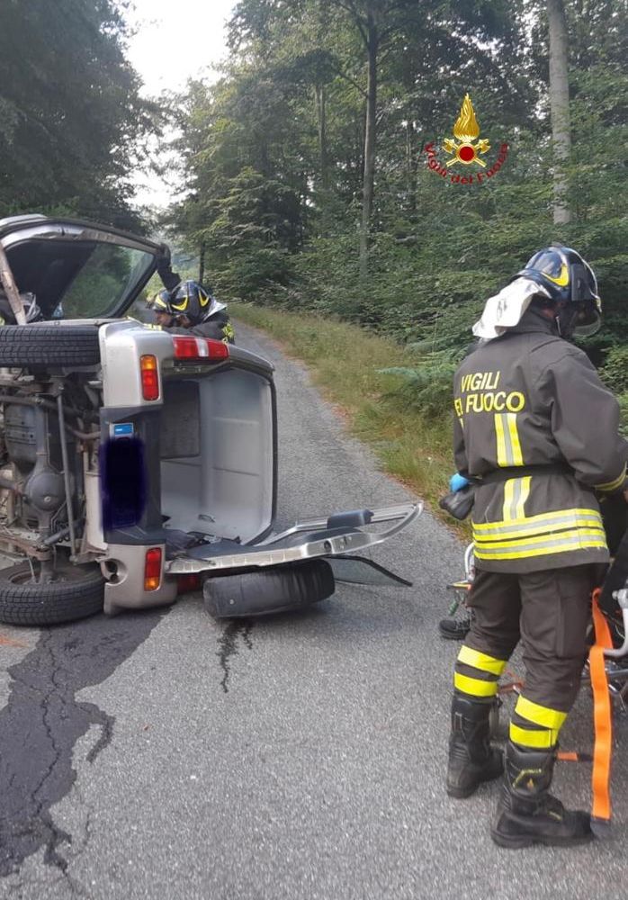 Auto si ribalta a Varallo, estratti due anziani rimasti feriti