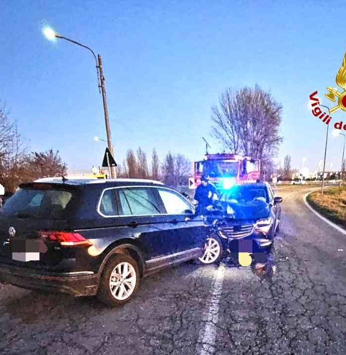 Scontro frontale tra due auto a Larizzate, 4 persone alle cure del 118