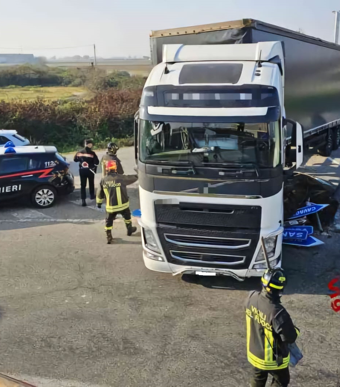 Scontro tra tir a Santhià, c'è anche la CRI di Cavaglià