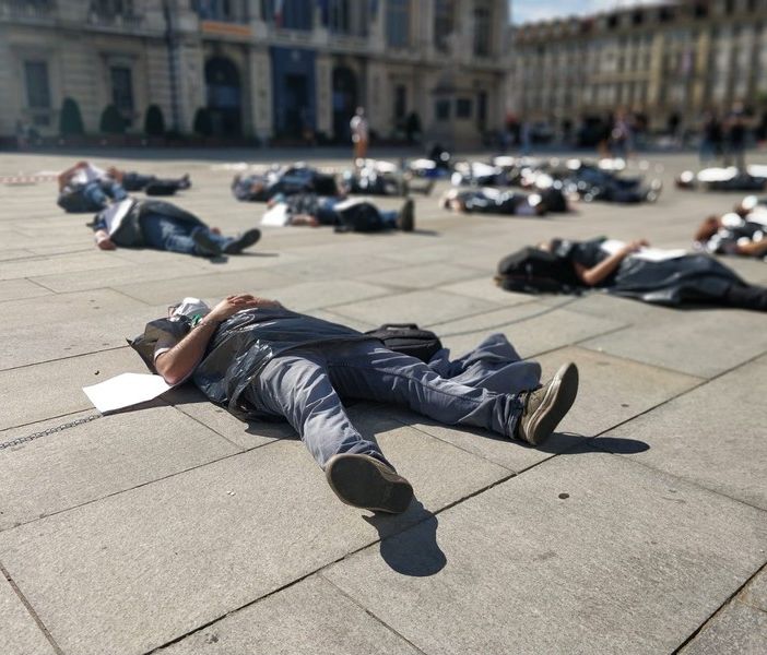 Infermieri si incatenano davanti al palazzo della Regione a Torino: “Gli eroi sono stati dimenticati” FOTO VIDEO