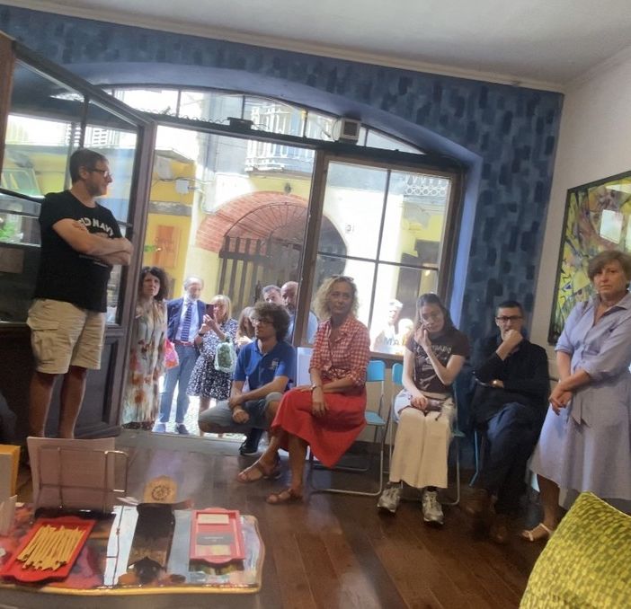 Inaugurata nel Salotto IOTIAMO di Via Pio Alberganti a Varallo Sesia la rassegna “Artisti idealisti”