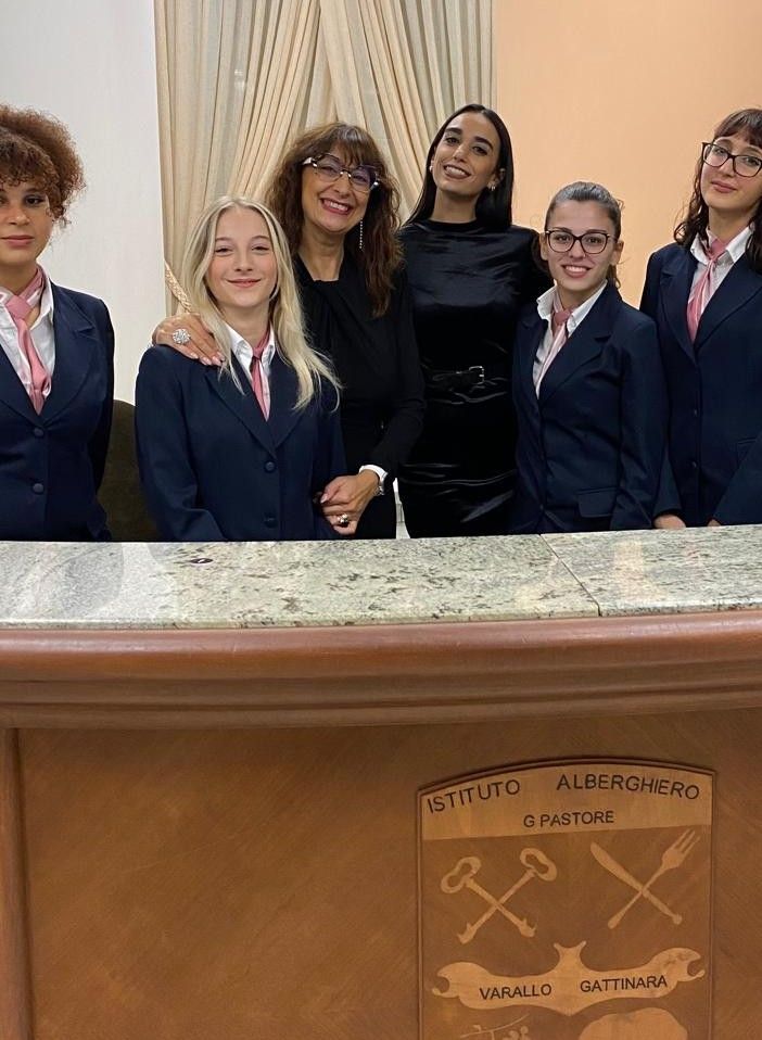 Alcune studentesse dell'istituto albeghiero Pastore di Gattinara (foto istituto alberghiero)