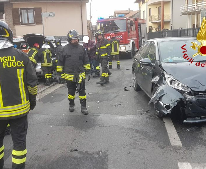 Schianto tra due auto, ferite lievi per due persone