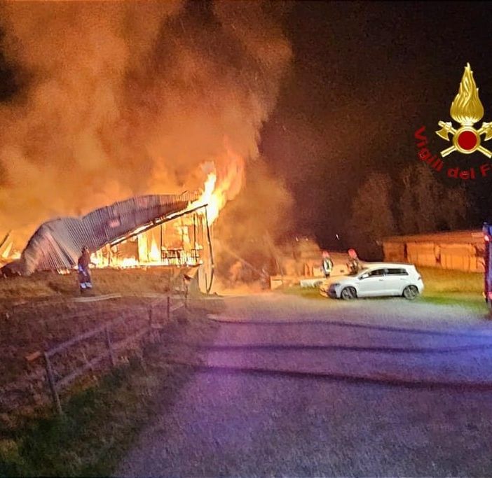 A fuoco una cascina a Lenta, sul posto anche le squadre di Romagnano Sesia