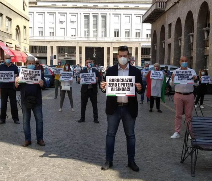 &quot;Burocrazia zero e potere ai sindaci&quot;: flash mob contro il Governo