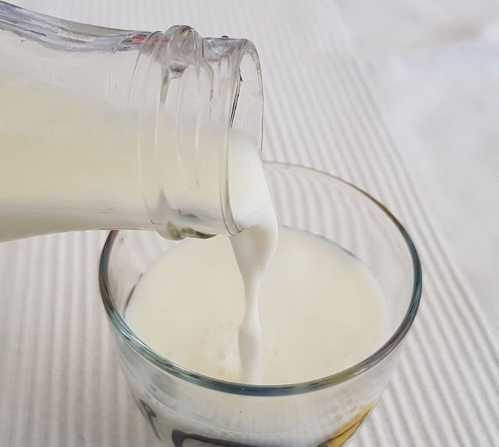Il latte, un compagno di vita, spesso demonizzato, che è invece, tracciato, controllato e ancora poco conosciuto.
