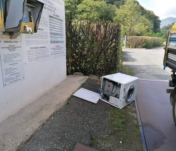 Abbandonano lavatrice davanti all'ecocentro di Pray, sindaco furioso: “Vanno sanzionati questi gesti incivili”
