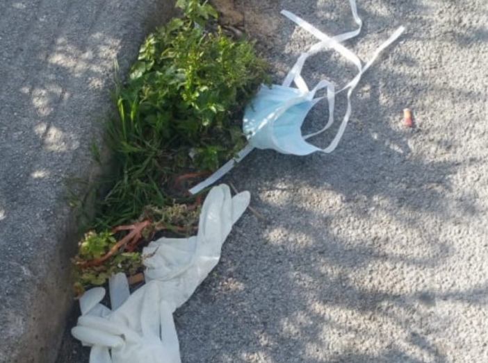 Mascherine abbandonate? Si rischia una multa fino a 1000 euro