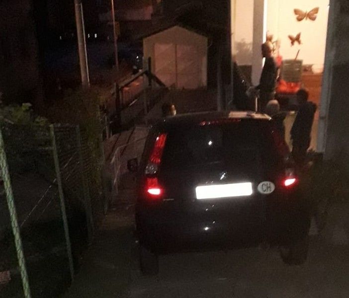 Si perde e finisce incastrato su una scalinata di una via senza uscita