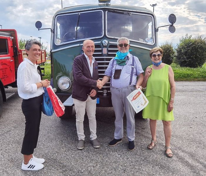 A Burolo 400 persone applaudono la collezione mezzi storici Marazzato