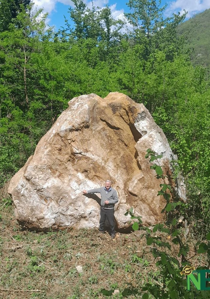 Varallo, masso enorme fatto rotolare sulla strada provinciale di Crevola , Bondetti: &quot;Ho chiesto che rimanesse lì per fare da sfondo a fotografie&quot;