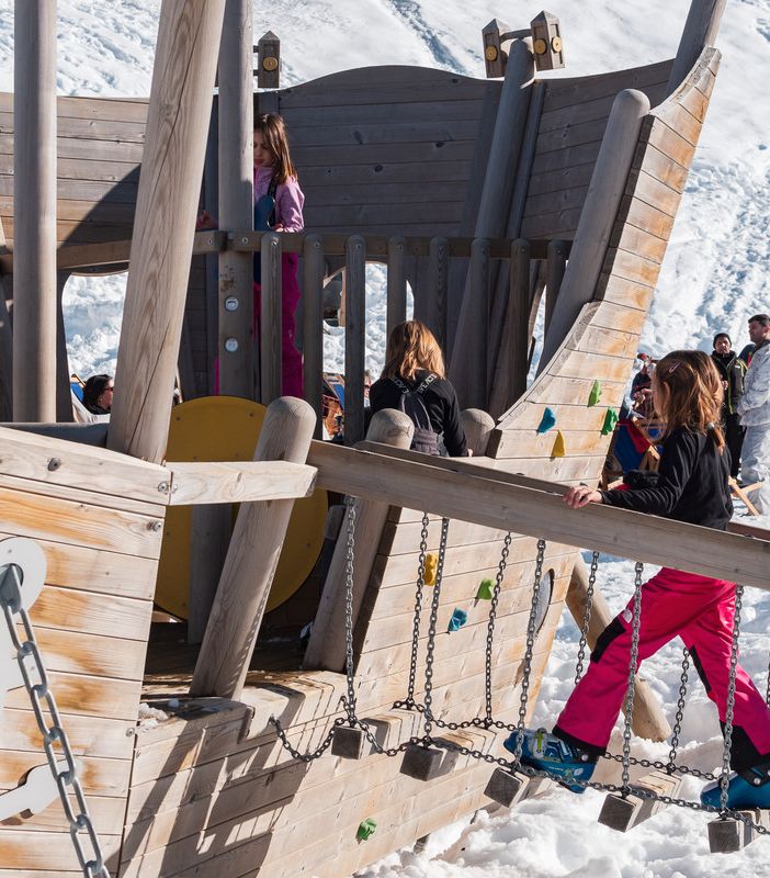 All'Alpe di Mera animazione sulla neve