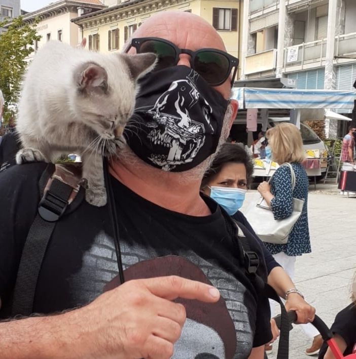 A Borgosesia il mercato riapre i battenti tra curiosità e solidarietà FOTO