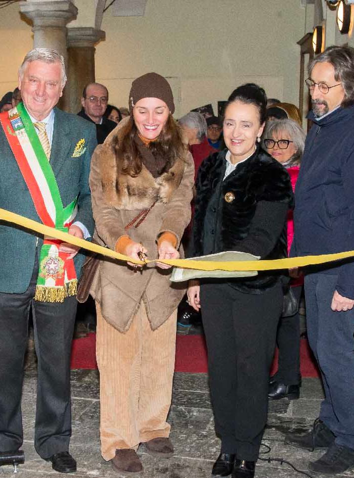 Varallo, inaugurata la mostra di Giorgio Perrone: “Donne e Madonne”.