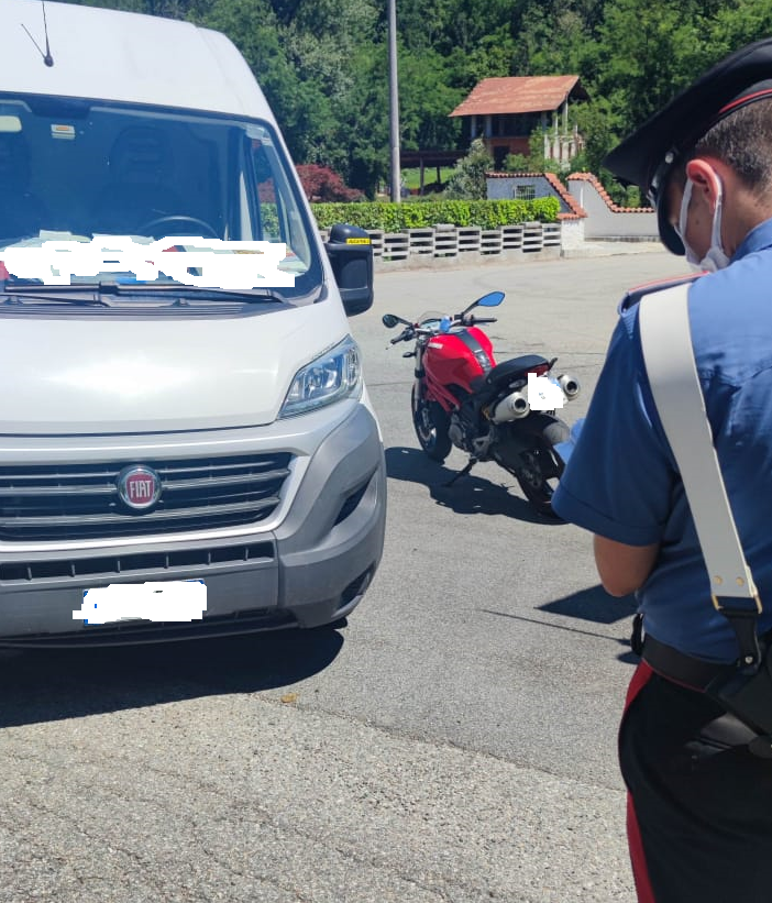 Centauro cade a terra per evitare furgone