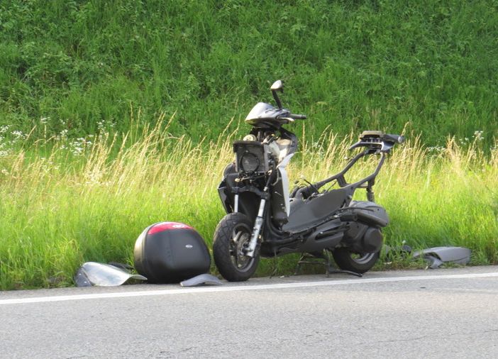 L'auto frena bruscamente e per evitarla un 17enne cade dalla moto. 7 giorni di prognosi per lui