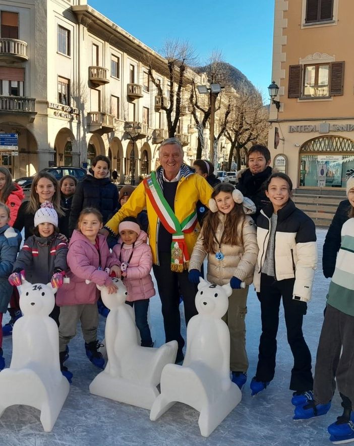 Varallo accoglie lo spirito natalizio: si inaugura la pista di pattinaggio.